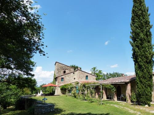 une ancienne maison en pierre avec une grande cour dans l'établissement Torre di Pornello, à Pornello