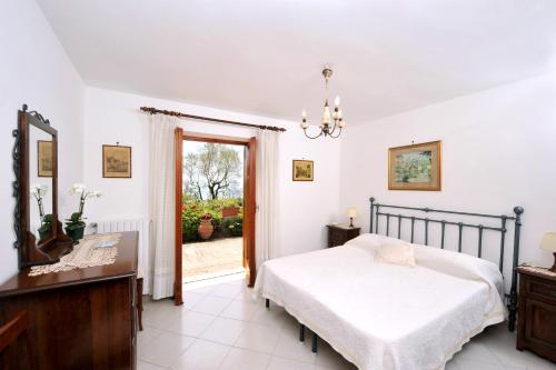 マッサ・ルブレンセにあるVilla Persicoのベッドルーム1室(ベッド1台、ドレッサー、窓付)