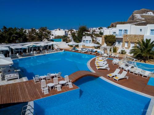 vista sulla piscina di un resort con sedie a sdraio di Chora Resort Hotel & Spa a Chora Folegandros