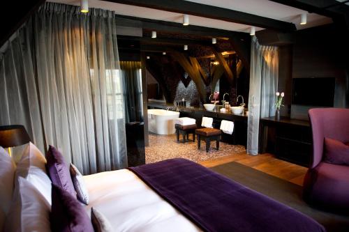 Un dormitorio con una cama y un baño con bañera. en Canal House, en Ámsterdam