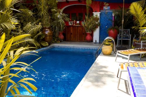 a swimming pool with blue water in a yard at Hotel Boutique Casona Maya Mexicana in Tapachula