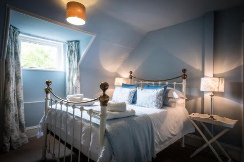 ポートリーにあるThe Apartmentのベッドルーム1室(青い壁のベッド1台、窓付)