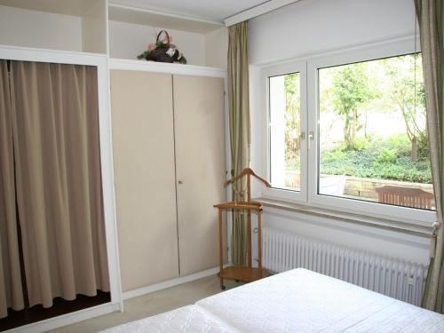 1 dormitorio con cama y ventana en Haus am Gunzenbach, en Baden-Baden