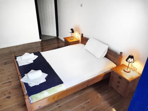 Una cama o camas en una habitación de Paradise Studios