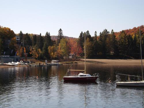 a boat sitting in a body of water at Auberge Hotel Spa Watel in Sainte-Agathe-des-Monts