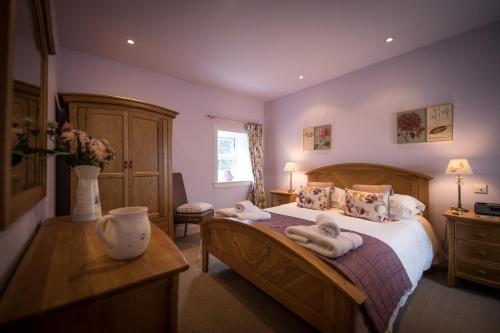 a bedroom with a bed with towels on it at Lochsie Cottage in Portree