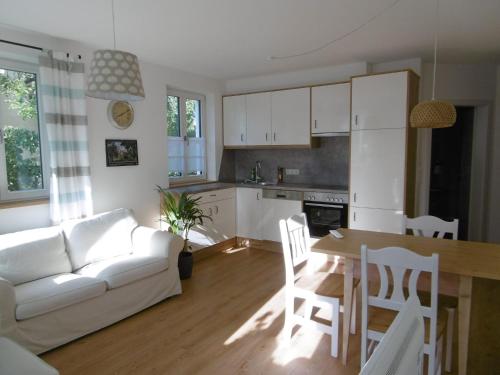 ein Wohnzimmer mit einem weißen Sofa und einem Tisch in der Unterkunft Ferienwohnungen Babo 6 in Regensburg