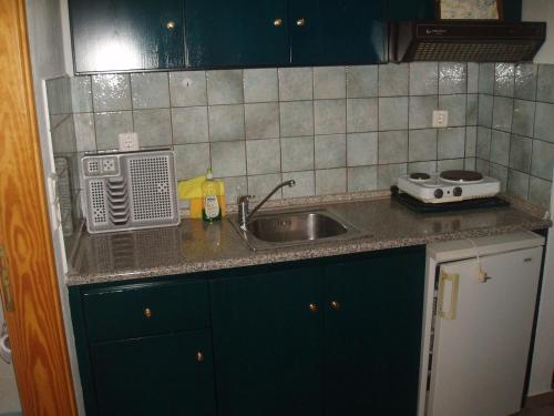 Una cocina o zona de cocina en Haravgi Hotel