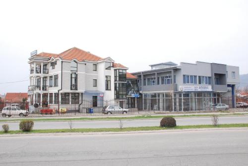 una fila de casas al lado de una carretera en M Garni Hotel, en Vranje