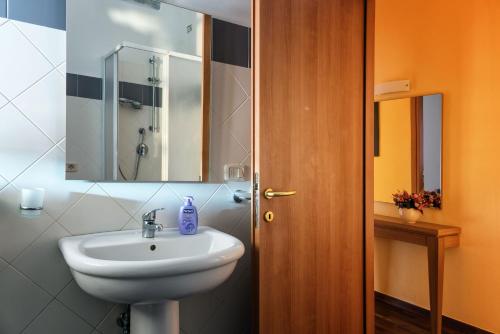 a bathroom with a sink and a mirror at Appartamenti Bellarmino in Montepulciano