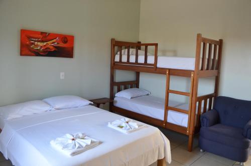 Двухъярусная кровать или двухъярусные кровати в номере Toya Hotel