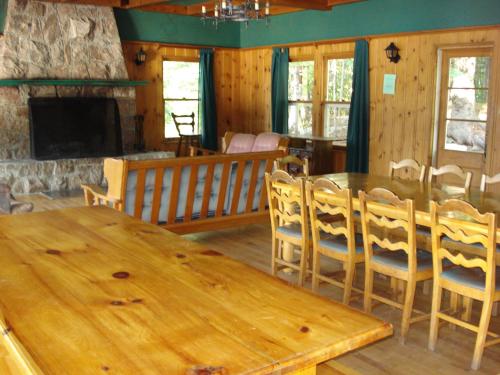 una sala da pranzo con tavolo e sedie in legno di Club Tadoussac a Tadoussac