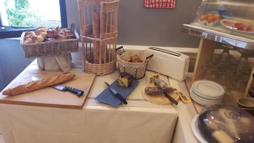Un mostrador con pan y una cesta de pan. en Logis L'Auberge Bourbonnaise, en Saint-Yorre