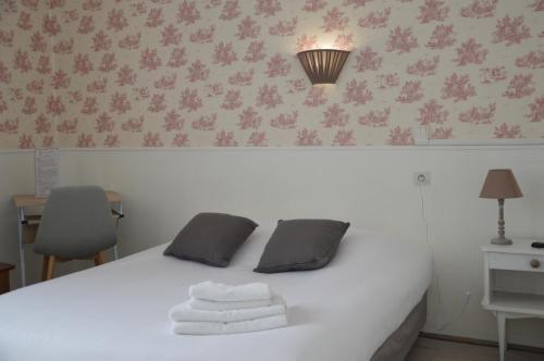 Ένα ή περισσότερα κρεβάτια σε δωμάτιο στο Hôtel de la Colombière