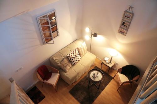 an overhead view of a living room with a couch and chairs at La Poussiniere in Auvers-Saint-Georges