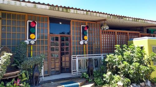 a house with two traffic lights in front of it at Pousada e Museu JK in Ubajara