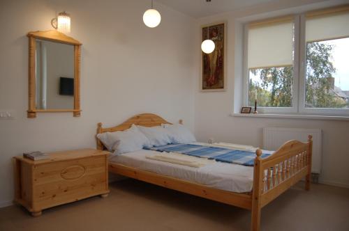 カリーニングラードにあるApartment Albrechtのベッドルーム(木製ベッド1台、鏡付)