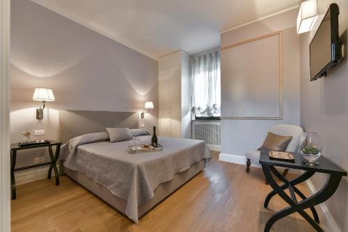 Un pat sau paturi într-o cameră la Lanfredini Firenze