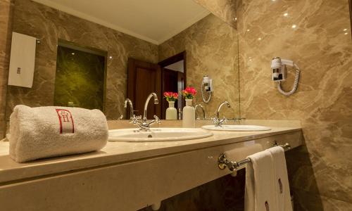 Kylpyhuone majoituspaikassa Soundouss Hotel