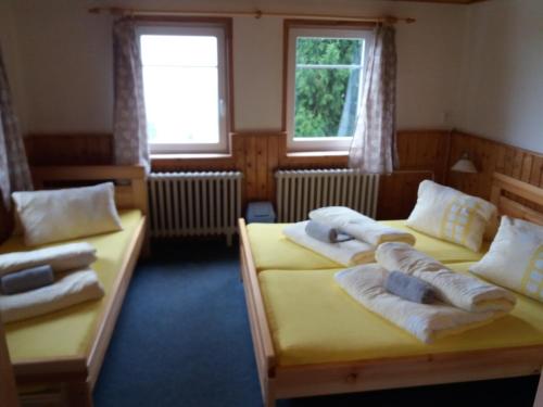 zwei Betten in einem Zimmer mit Handtüchern darauf in der Unterkunft chata Karolínka in Benecko