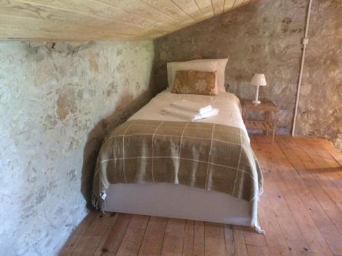 a bedroom with a bed in a small room at Casa da Azenha Castellvm in Alcabideque