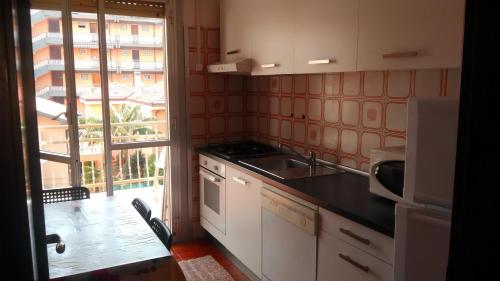 cocina con fregadero y ventana en Appartamento Giusy, en Ventimiglia