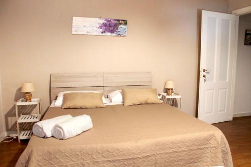 ein Schlafzimmer mit einem Bett mit zwei Kissen darauf in der Unterkunft Vesuviane 'E Belle 'Mbriane B&B in Neapel