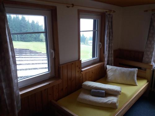 Ein Bett oder Betten in einem Zimmer der Unterkunft chata Karolínka