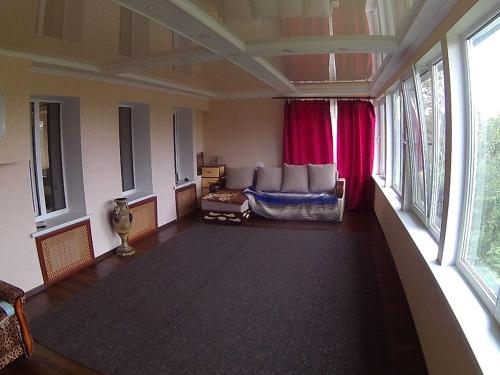 キスロヴォツクにあるАпартаменты Толстогоのリビングルーム(ソファ、赤いカーテン付)