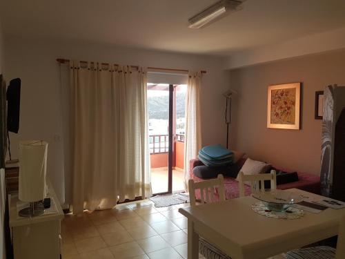a living room with a couch and a table at RELAX ISLEÑO in Breña Baja