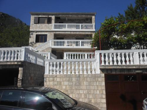 Το κτήριο όπου στεγάζεται  η βίλα