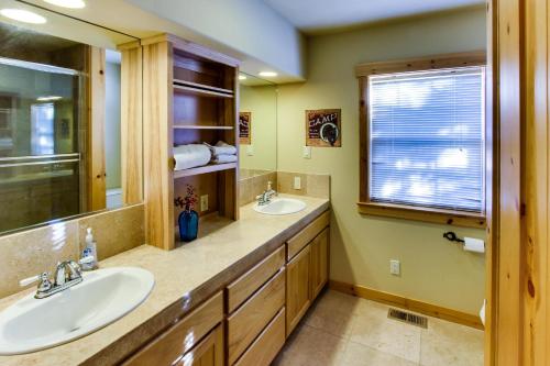 a bathroom with two sinks and a large mirror at Stockholm Luxury Retreat in Truckee