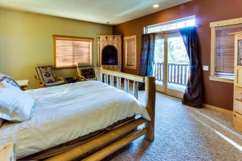 a bedroom with a bed and a balcony at Stockholm Luxury Retreat in Truckee