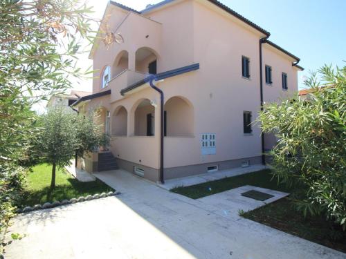 widok na dom z podjazdem w obiekcie Apartment in Porec 10 w Poreču