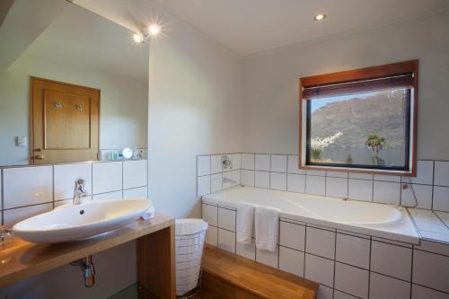 Hidden Lodge Queenstown tesisinde bir banyo