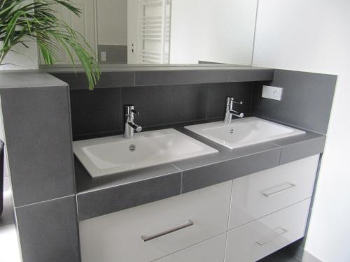 ein Badezimmer mit zwei Waschbecken und einem Spiegel in der Unterkunft Apartment in Pempelfort - Central in Düsseldorf