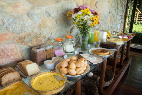 une table recouverte de beaucoup de différents types de nourriture dans l'établissement Baixu Village, à Arraial d'Ajuda