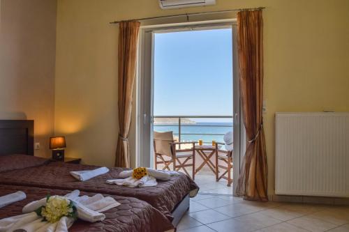 Una habitación de hotel con dos camas y vista al mar. en Rubini Homes, en Agia Marina de Nea Kydonia