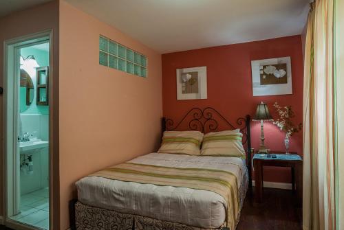 Ein Bett oder Betten in einem Zimmer der Unterkunft Inn at 87
