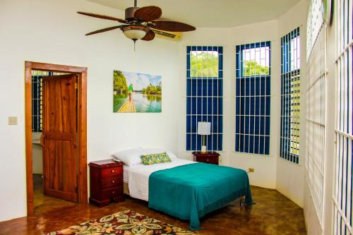 Zdjęcie z galerii obiektu Sunshine Lodge: Your home away from home w mieście Montego Bay