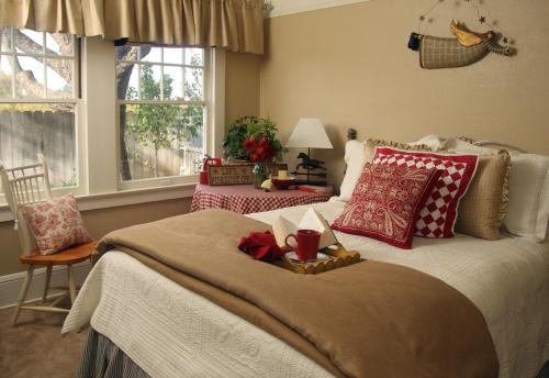 1 dormitorio con 1 cama grande con manta en Cottage on Armstrong, en Lodi