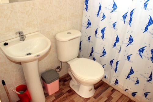 łazienka z toaletą i umywalką w obiekcie Cabanas Via Nautica w mieście Algarrobo