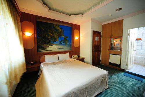新竹市的住宿－金座渡假汽車旅館，卧室配有一张白色大床