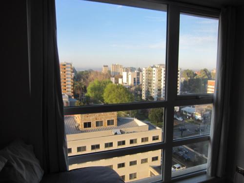 una ventana con vistas a la ciudad en Departamentos Germania, en Temuco