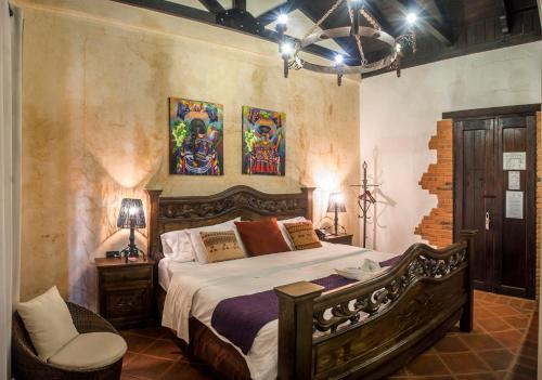 Un pat sau paturi într-o cameră la Ciel Luxe Hotels Antigua Guatemala
