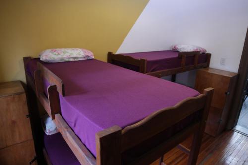 Ένα ή περισσότερα κρεβάτια σε δωμάτιο στο Hostel Brava mansa