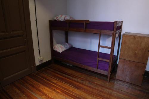 Ένα ή περισσότερα κρεβάτια σε δωμάτιο στο Hostel Brava mansa