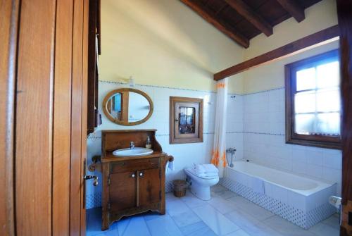 un bagno con lavandino, vasca e WC di Casa Rural Iketxe a Hondarribia