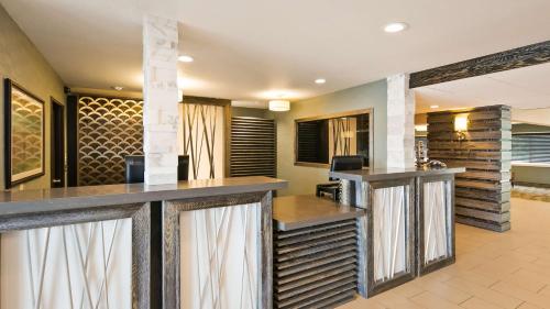 Una cocina o cocineta en Best Western Long Beach Inn