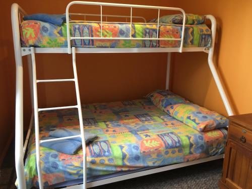 Двухъярусная кровать или двухъярусные кровати в номере Lakeside At mallacoota